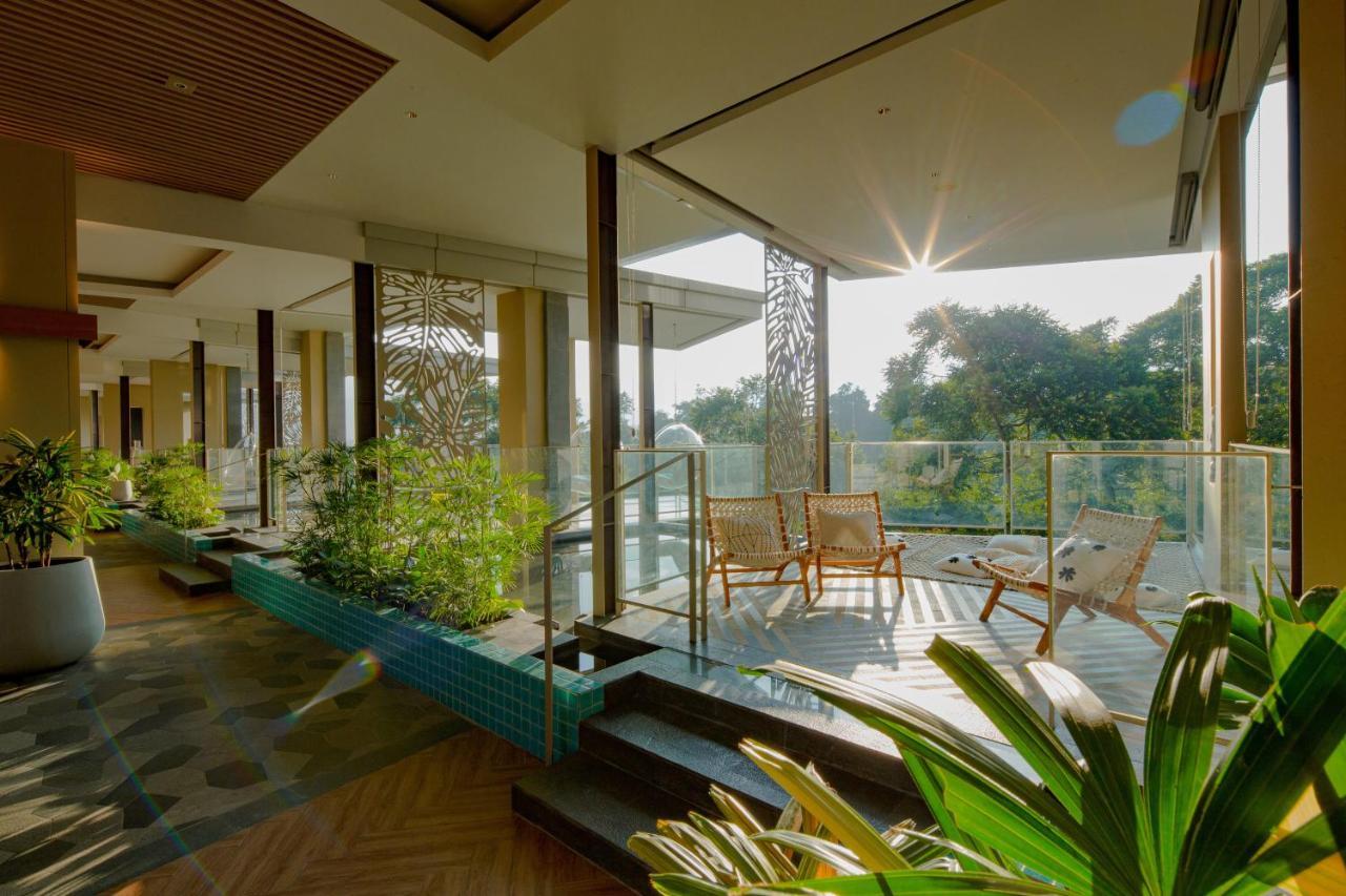 Hotel The Botanica Sanctuary Puncak Esterno foto The interior of the hotel