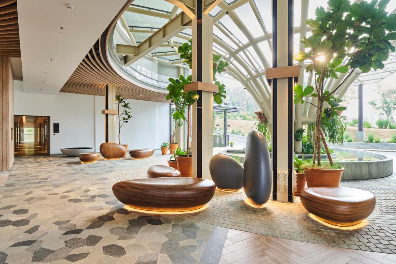 Hotel The Botanica Sanctuary Puncak Esterno foto The lobby of the hotel