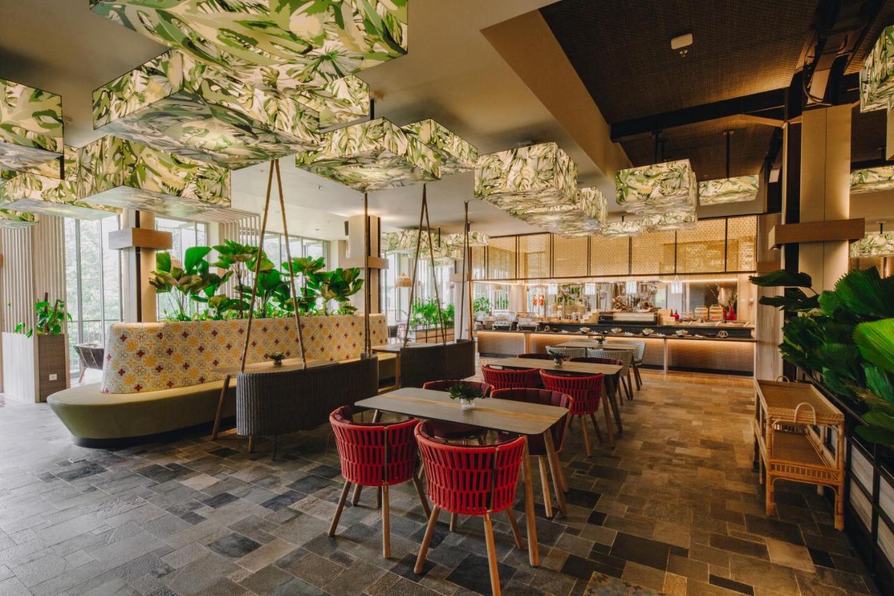 Hotel The Botanica Sanctuary Puncak Esterno foto The interior of the restaurant