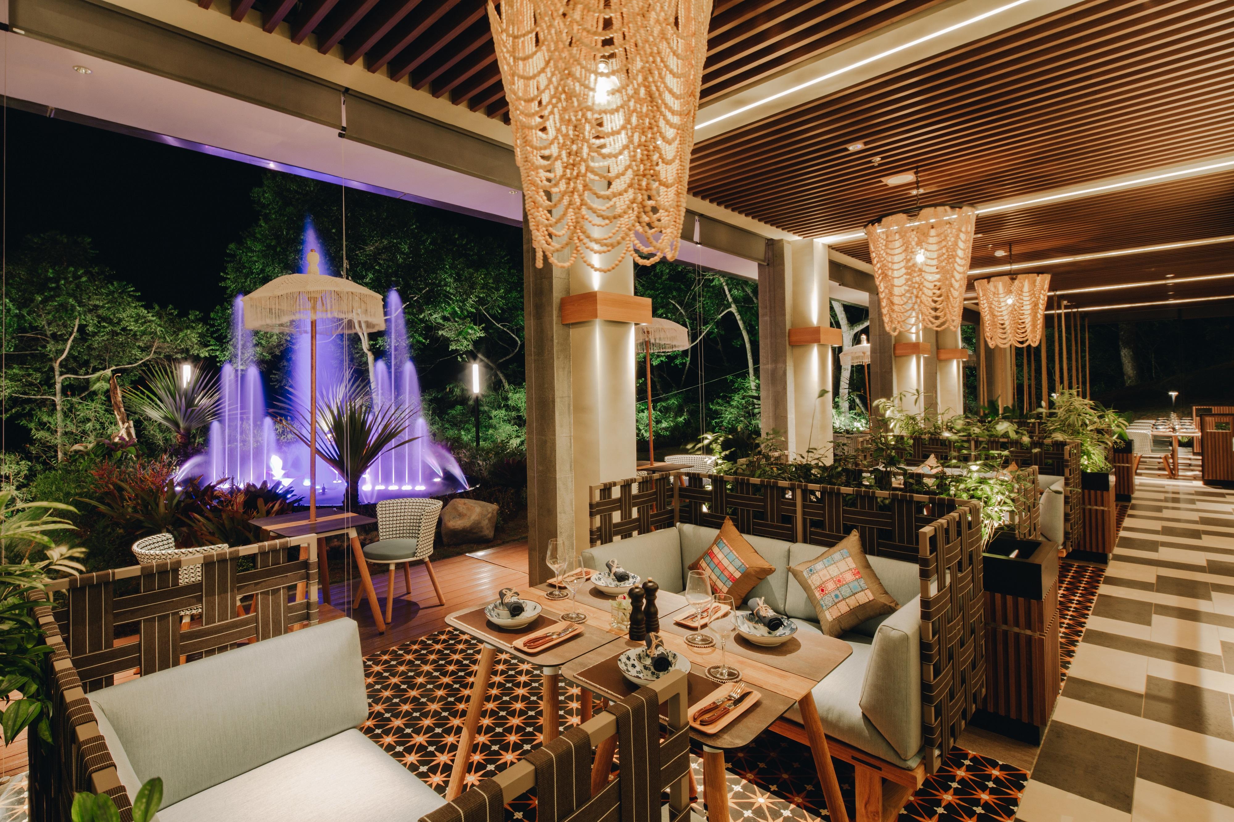 Hotel The Botanica Sanctuary Puncak Esterno foto The restaurant at the hotel