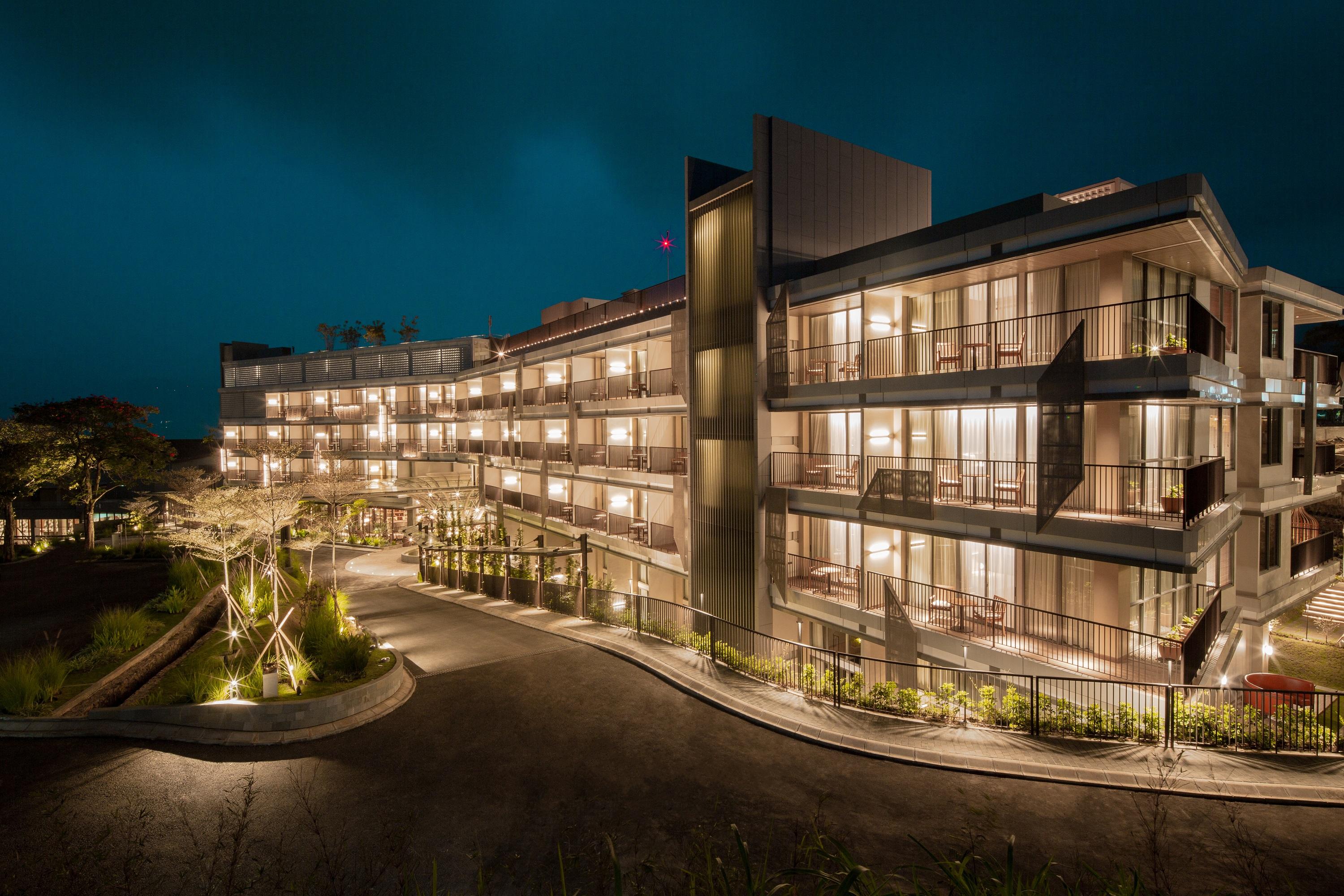 Hotel The Botanica Sanctuary Puncak Esterno foto The hotel at night