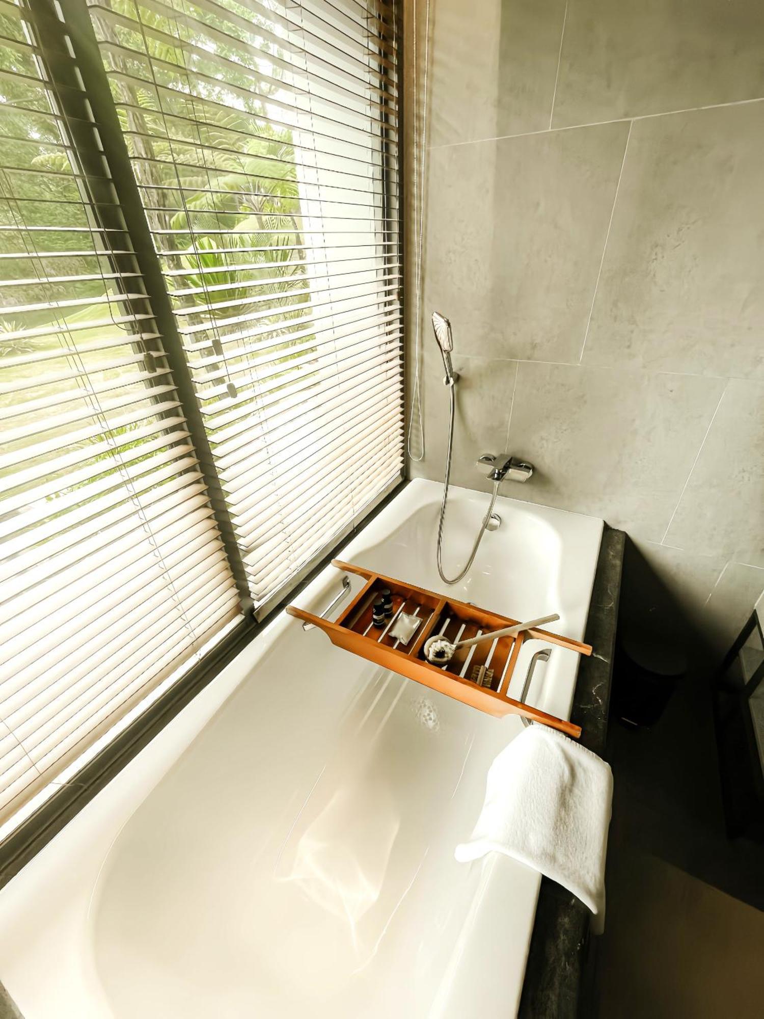 Hotel The Botanica Sanctuary Puncak Camera foto A bathtub with a shower