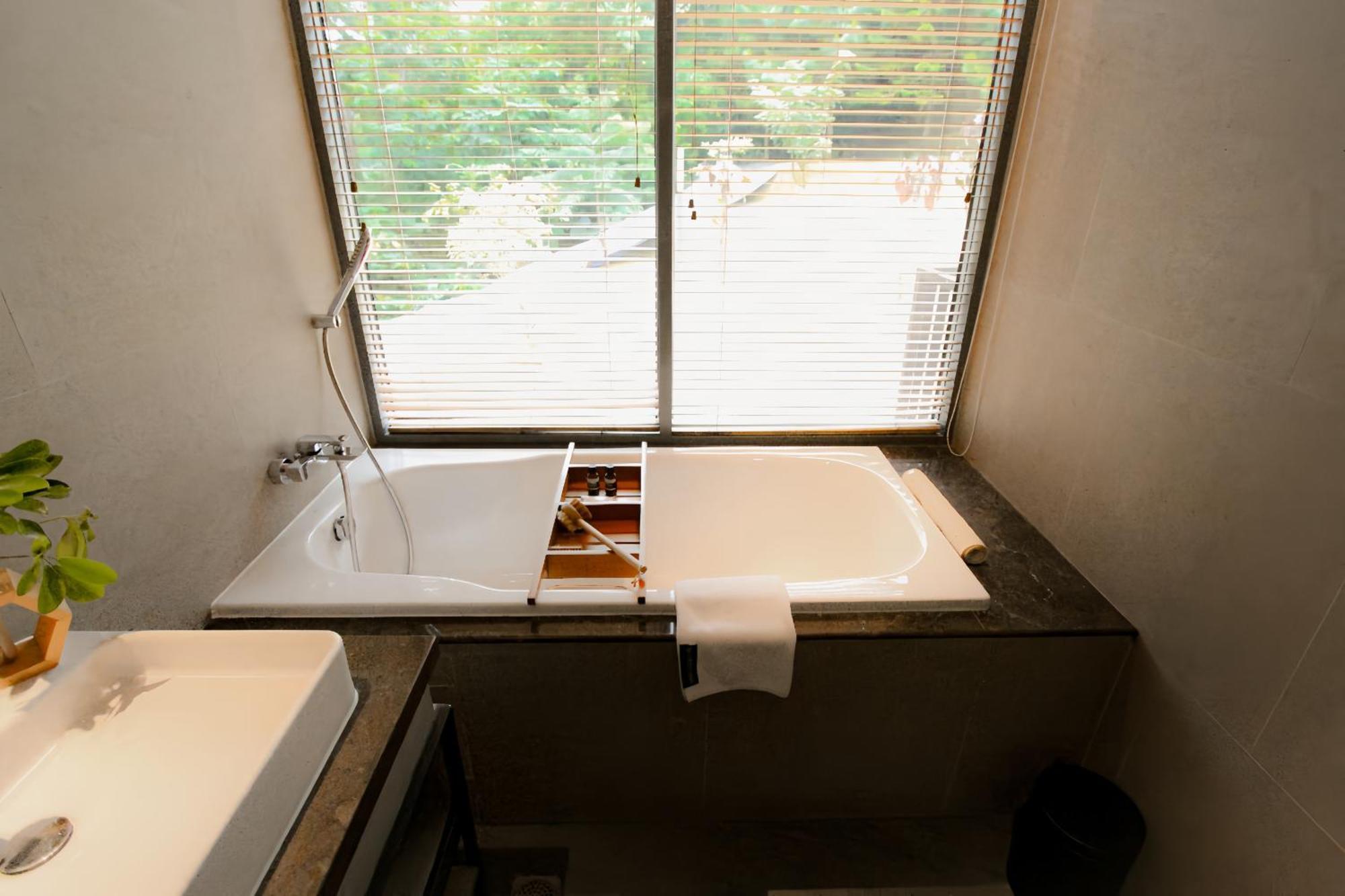 Hotel The Botanica Sanctuary Puncak Camera foto A bathtub