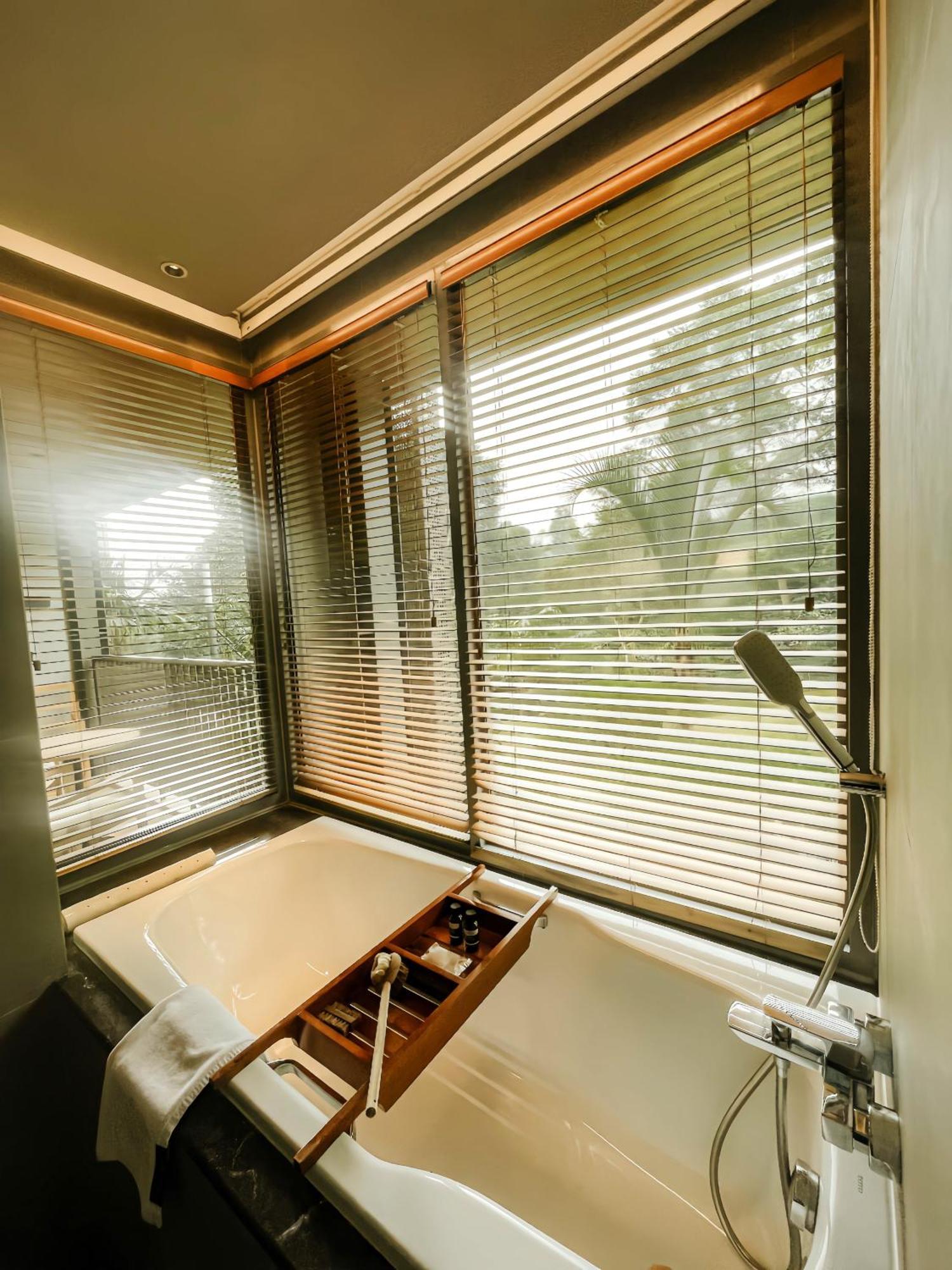 Hotel The Botanica Sanctuary Puncak Camera foto Venetian blinds