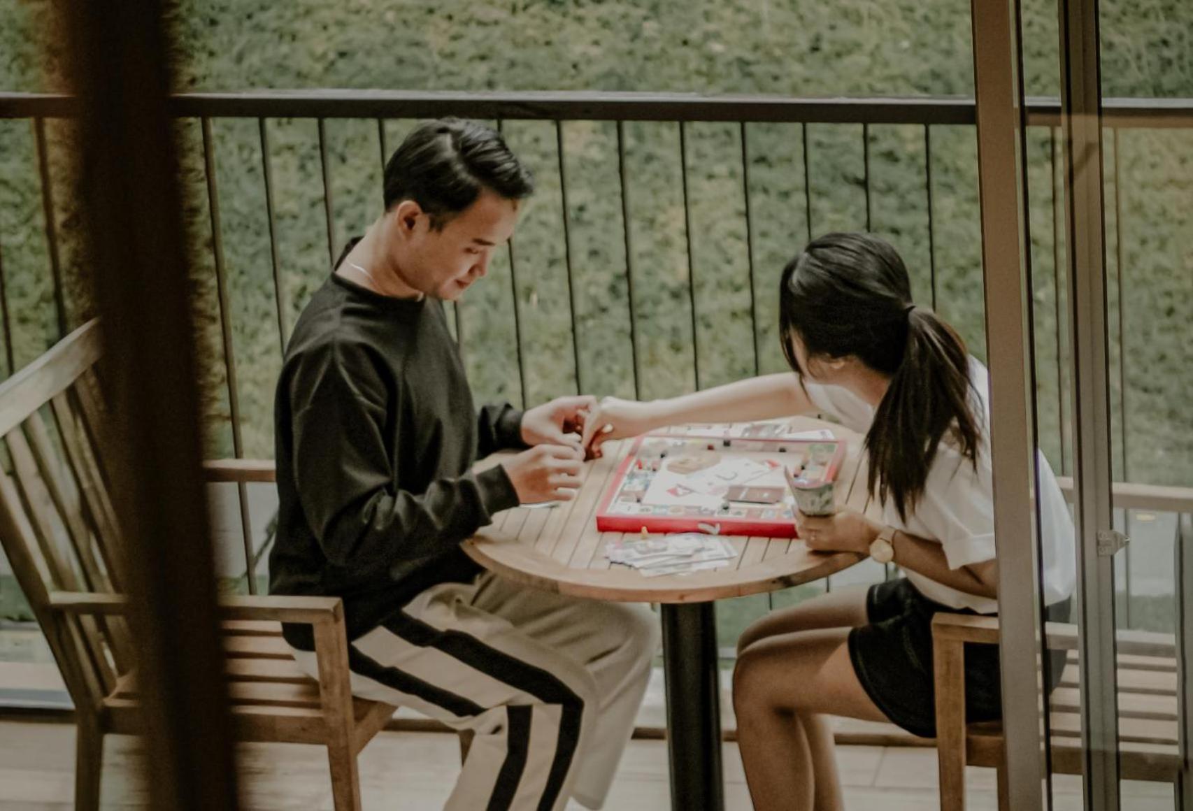 Hotel The Botanica Sanctuary Puncak Esterno foto Two people playing a game of Chinese chess