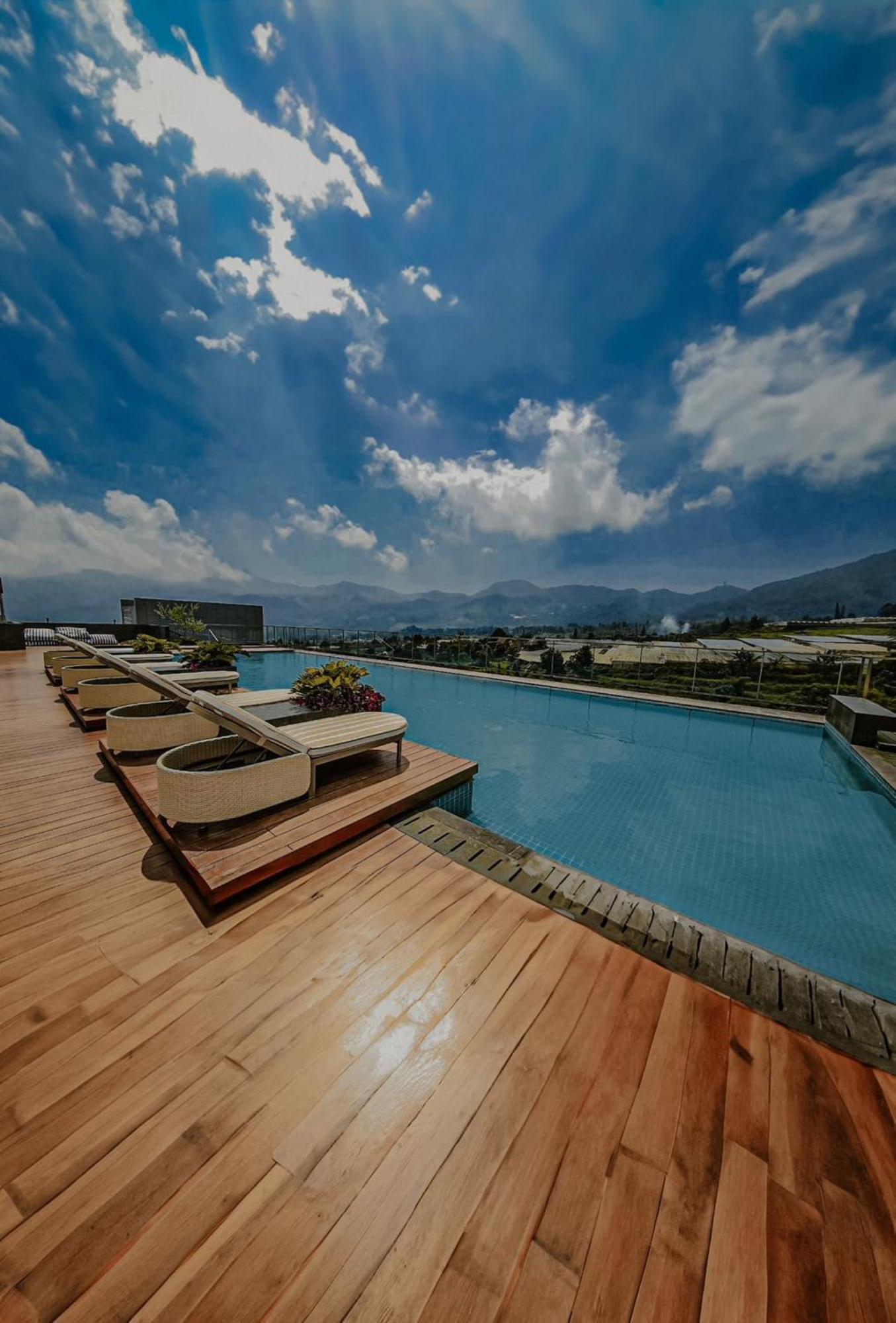 Hotel The Botanica Sanctuary Puncak Esterno foto Rooftop pool at the hotel