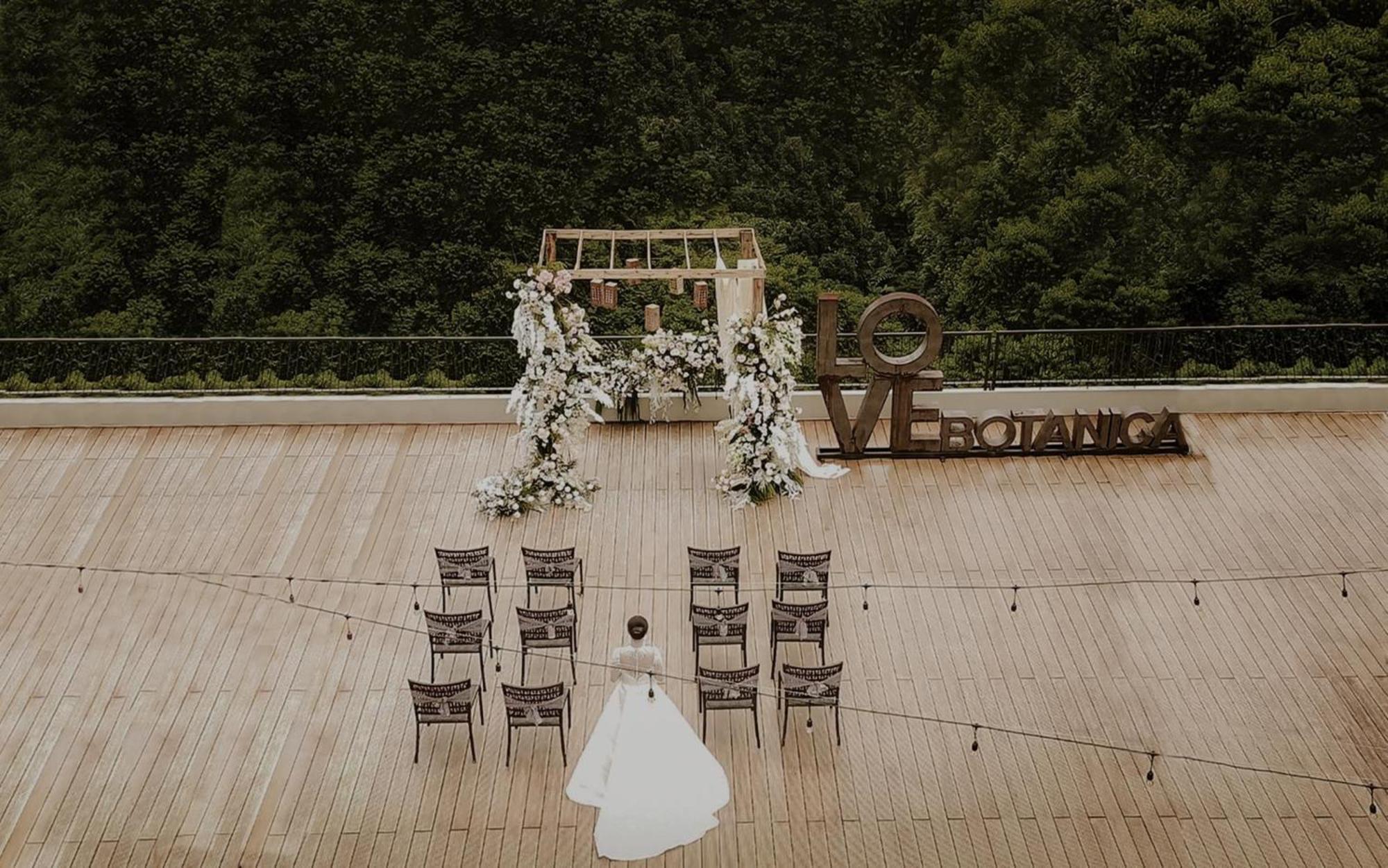 Hotel The Botanica Sanctuary Puncak Esterno foto Wedding ceremony at the top of the observation tower
