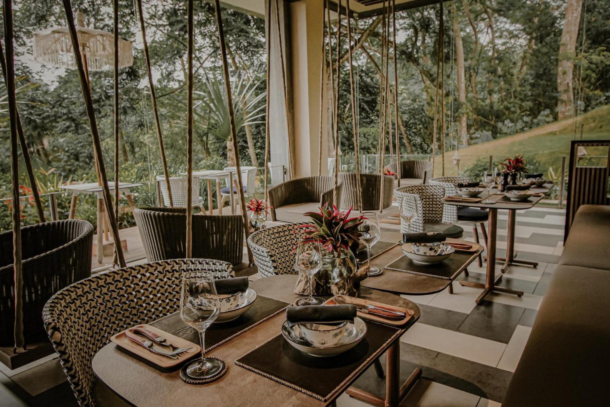 Hotel The Botanica Sanctuary Puncak Esterno foto The interior of the restaurant