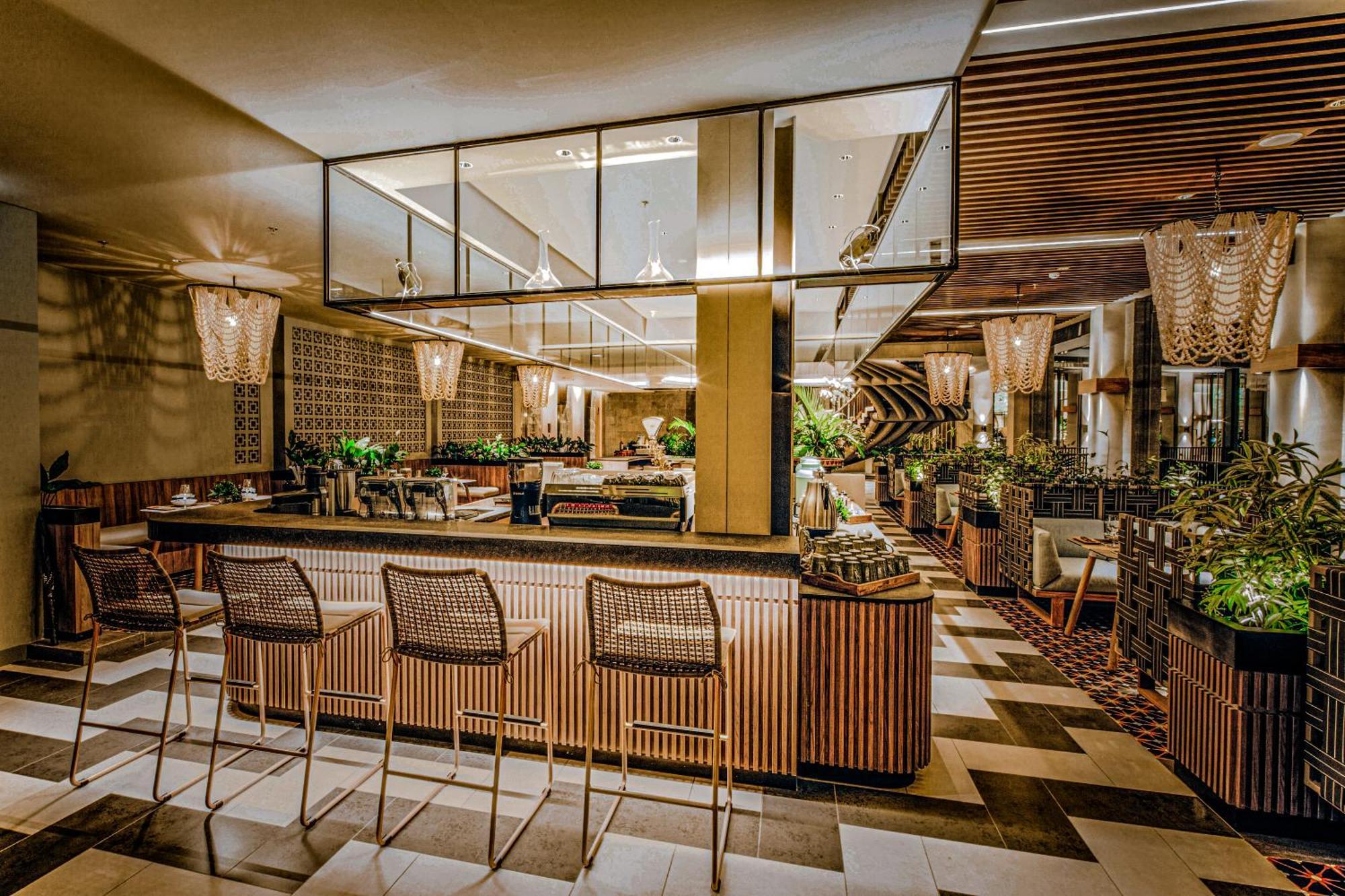 Hotel The Botanica Sanctuary Puncak Esterno foto The interior of the restaurant